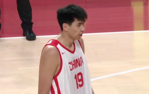 被轰11-0！中国男篮半场落后7分 徐昕王俊杰庞峥麟全轰8分